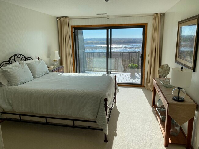 Bright & cheery during the day & quiet, peaceful at night. - 8121 34th Ave S