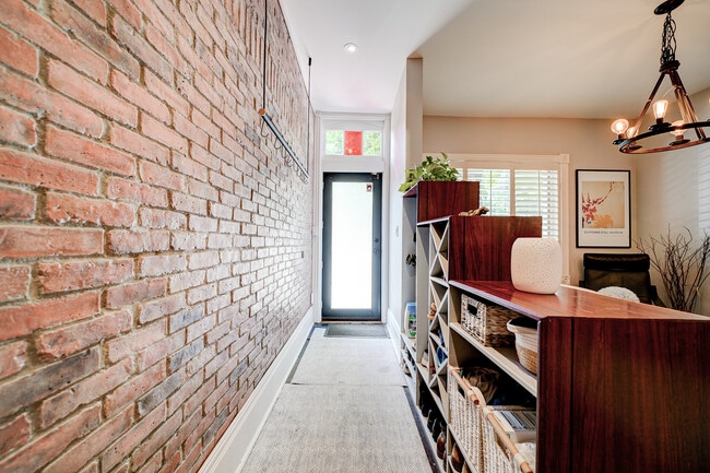 Building Photo - 22 Cummings St