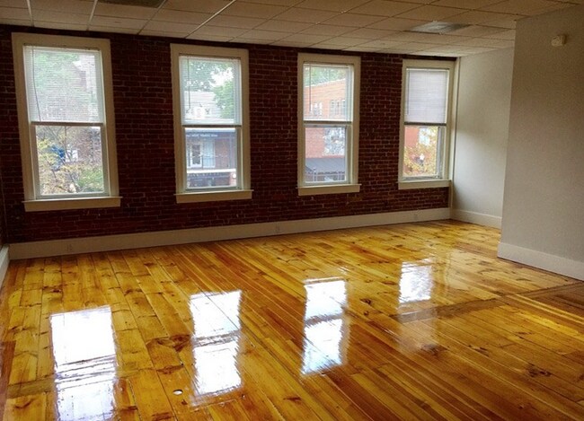 Sunset Village tiene un entorno residencial acogedor y está ubicado a las afueras de Madison, Wisconsin. - 25 N Pleasant St