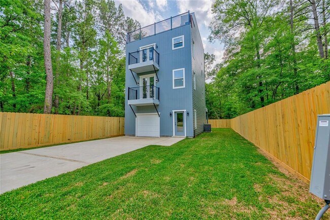 Building Photo - 107 Cloverdale