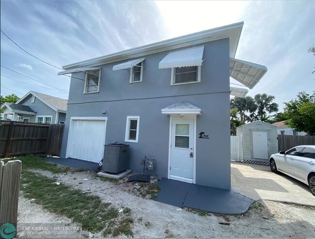 Building Photo - 707 N L St