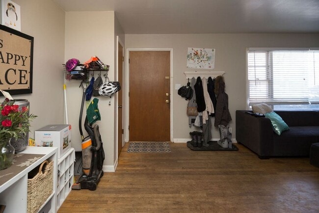 Building Photo - Great location!