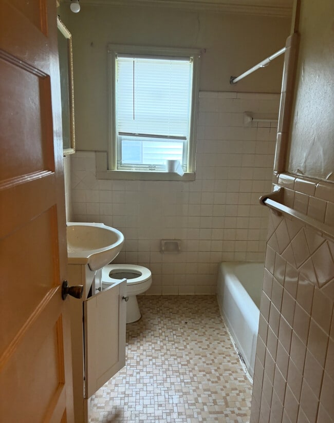 Building Photo - 1415 W Highland Ave