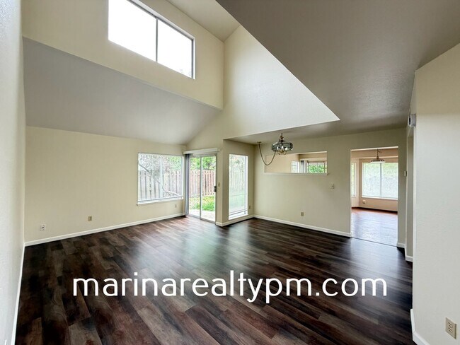 Foto del edificio - Glen Cove Beauty 3 bed 2.5  bath 2 Story home in established neighborhood
