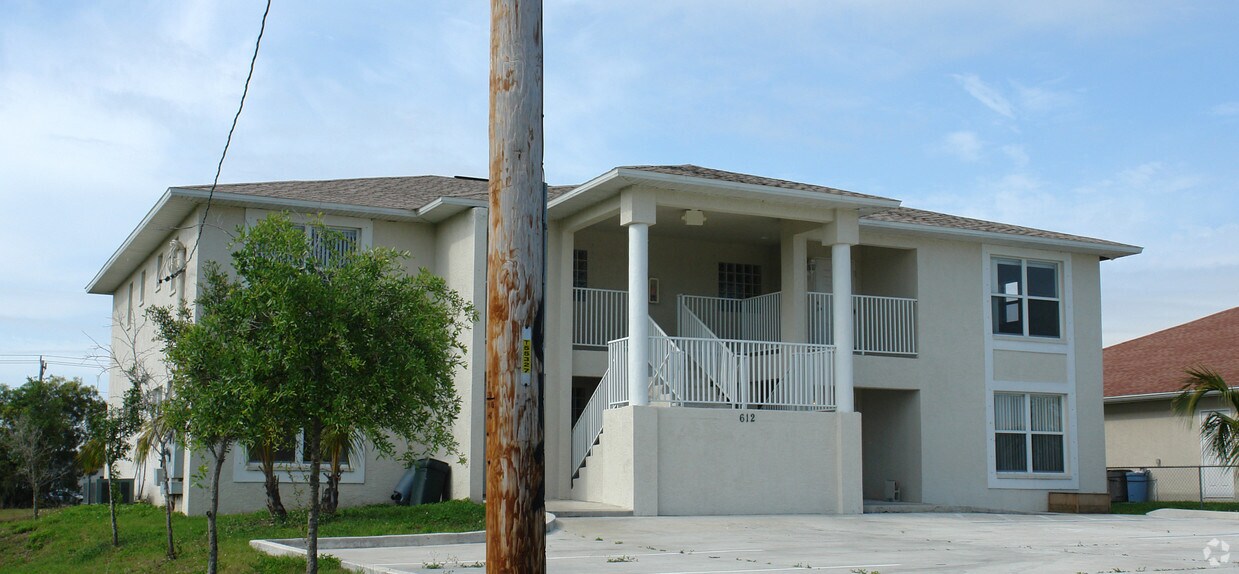 Building Photo - 612 SE 6th Ter