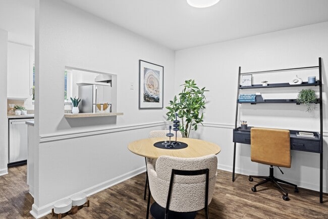 Dining Space at 2000 Lake Washington Apartments in Renton, WA 98056 - 2000 Lake Washington Apartments