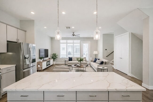 Foto del edificio - 1305 Mayfair Clarkson Ln