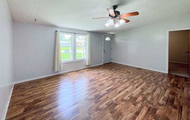 Foto del edificio - 3 bedroom home located in South Hutchinson