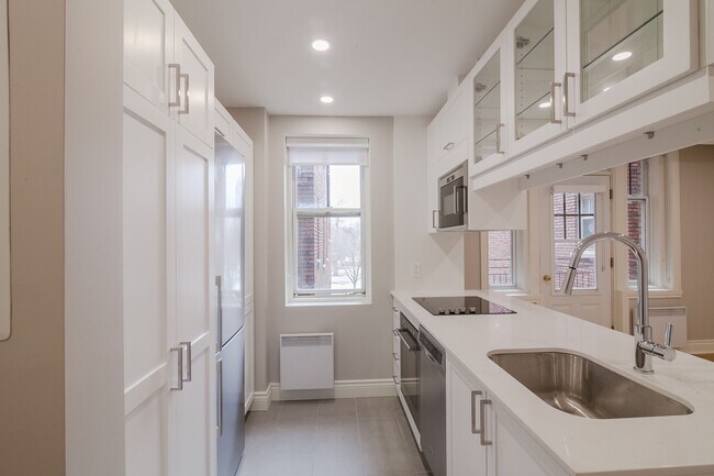 Building Photo - 4557 Rue Sherbrooke O