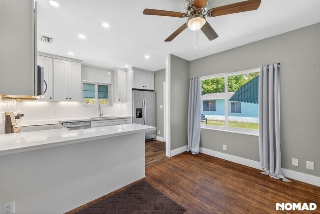 Foto del edificio - 601 NE 35th St