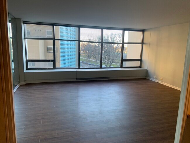 Building Photo - 2800 N Lake Shore Dr