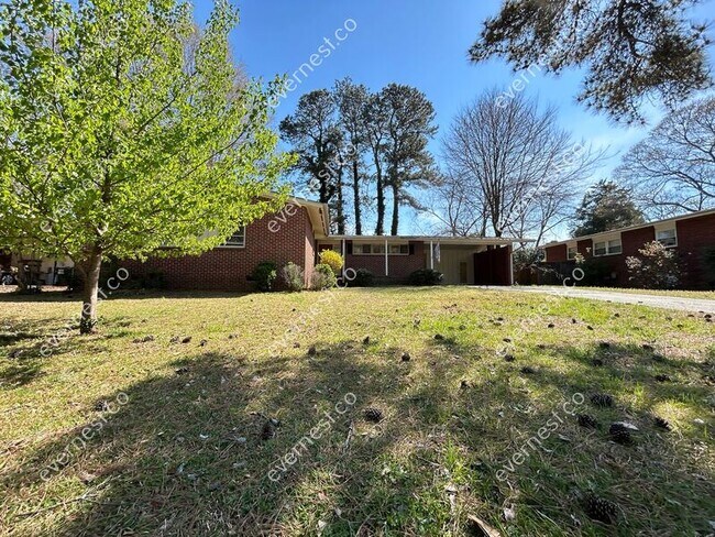 Building Photo - 2418 Crockett Dr SE