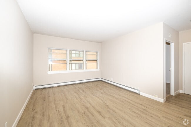 1BR, 1BA - 528SF - Living Room - 1560 N. Prospect Ave.
