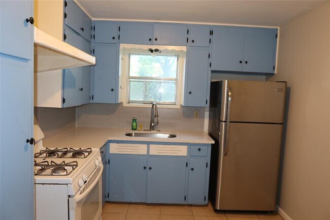 Building Photo - 6201 Chesterfield Ave
