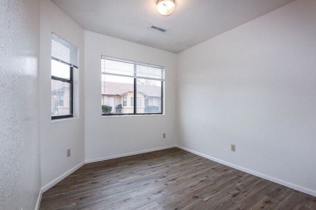 Foto del edificio - 8460 E Lakeshore Dr