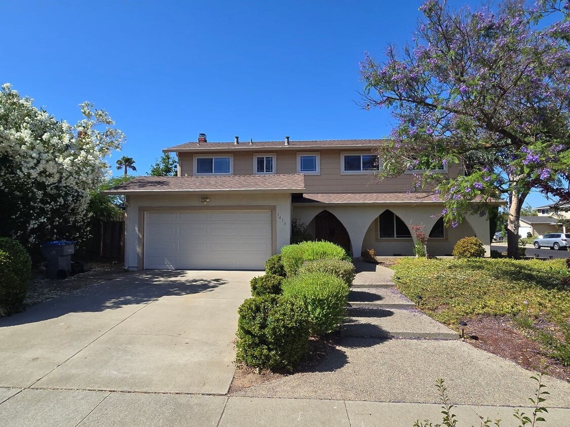 Primary Photo - Spacious 2-Story Single Family Home, Renov...