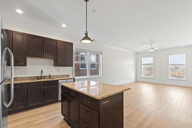 Foto del edificio - 2504 Green Bay Rd
