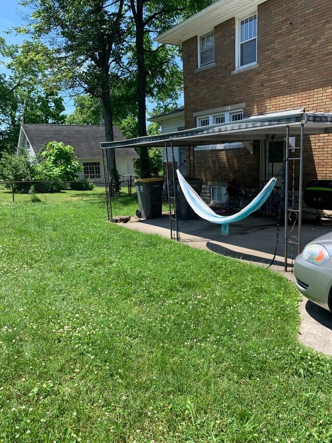 Building Photo - 5 Bed, 2.5 Bath House ****AVAILABLE AUGUST...