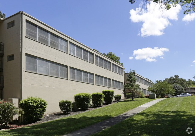 Patio - Rolling Hills Apartment Homes