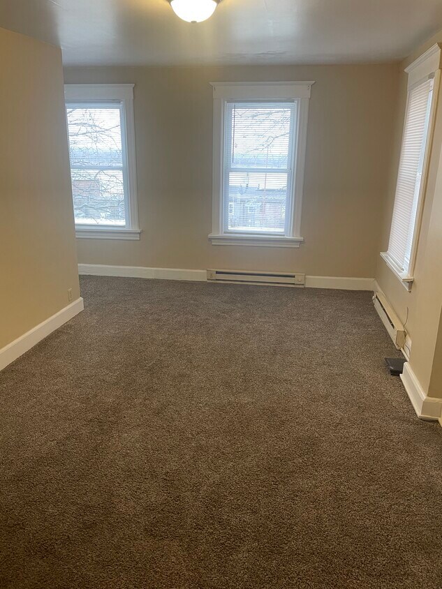 319 W 2nd St Unit B, Muscatine, IA 52761 Apartments in Muscatine, IA