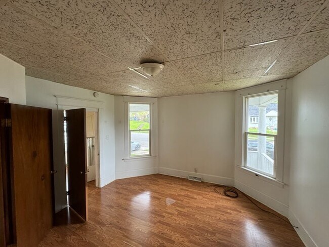 Building Photo - 215 S Maple St