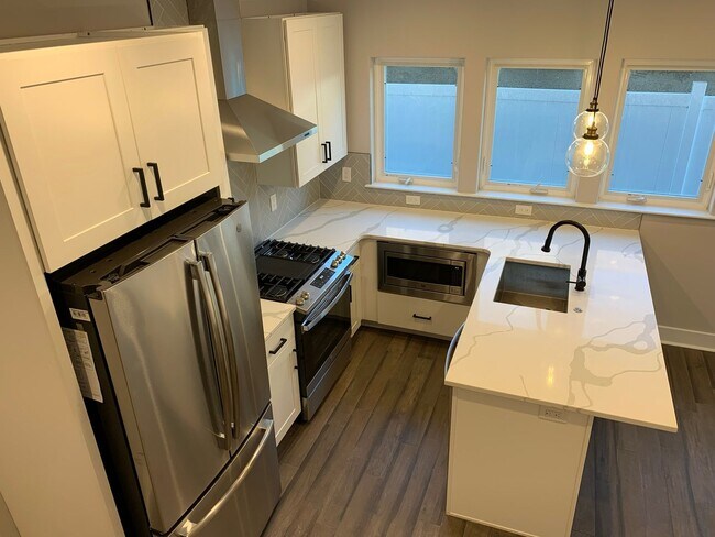 Foto del edificio - Incredible 4-Bedroom Townhouse in the Hear...