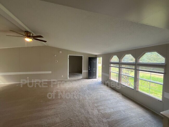 Foto del edificio - 318 Rankin Hill Rd