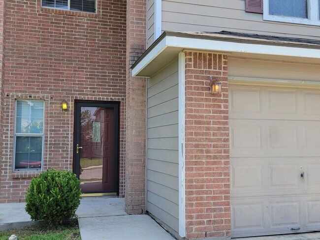 Foto del edificio - Beautiful 4 bedroom 3 bath 2 car garage ho...
