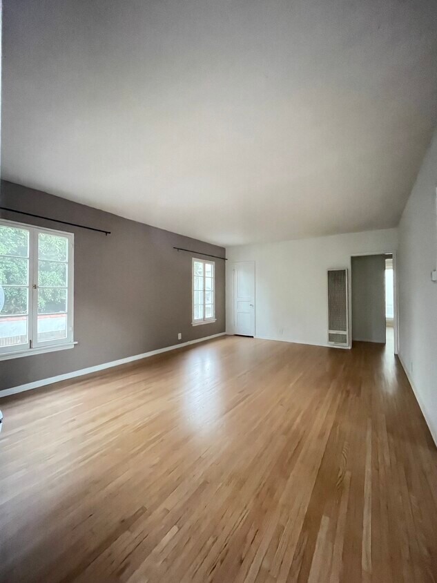 Living room - 211 N Swall Dr