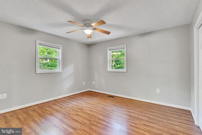 Building Photo - 324 Thunderbird Dr