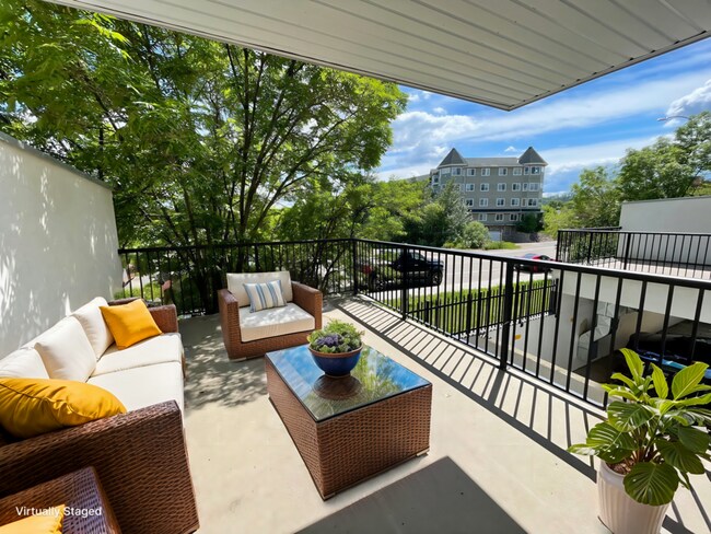 Building Photo - Riverside