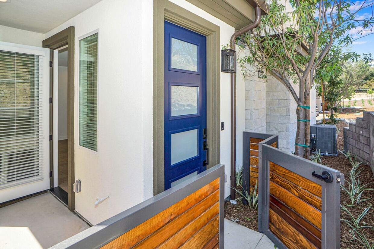 Foto principal - Gorgeous brand new townhome in 3Roots! End...
