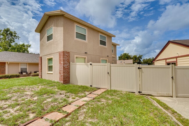 Building Photo - 7232 Lazy Hill Dr