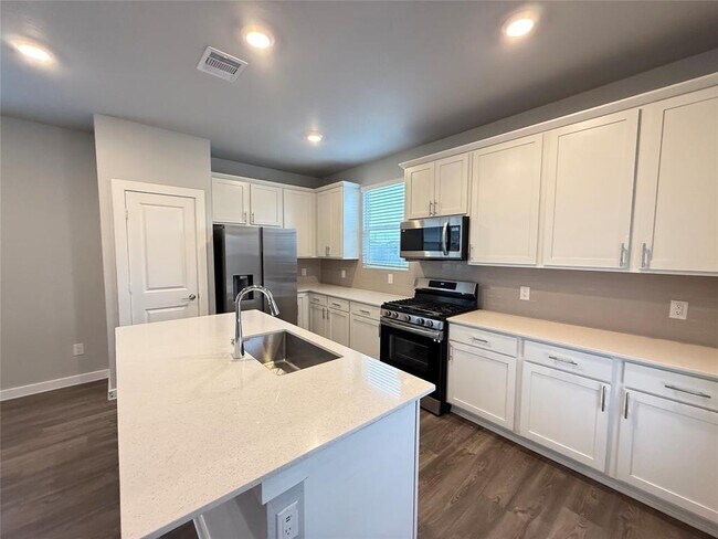 Foto del edificio - 5214 Lake Chase Dr