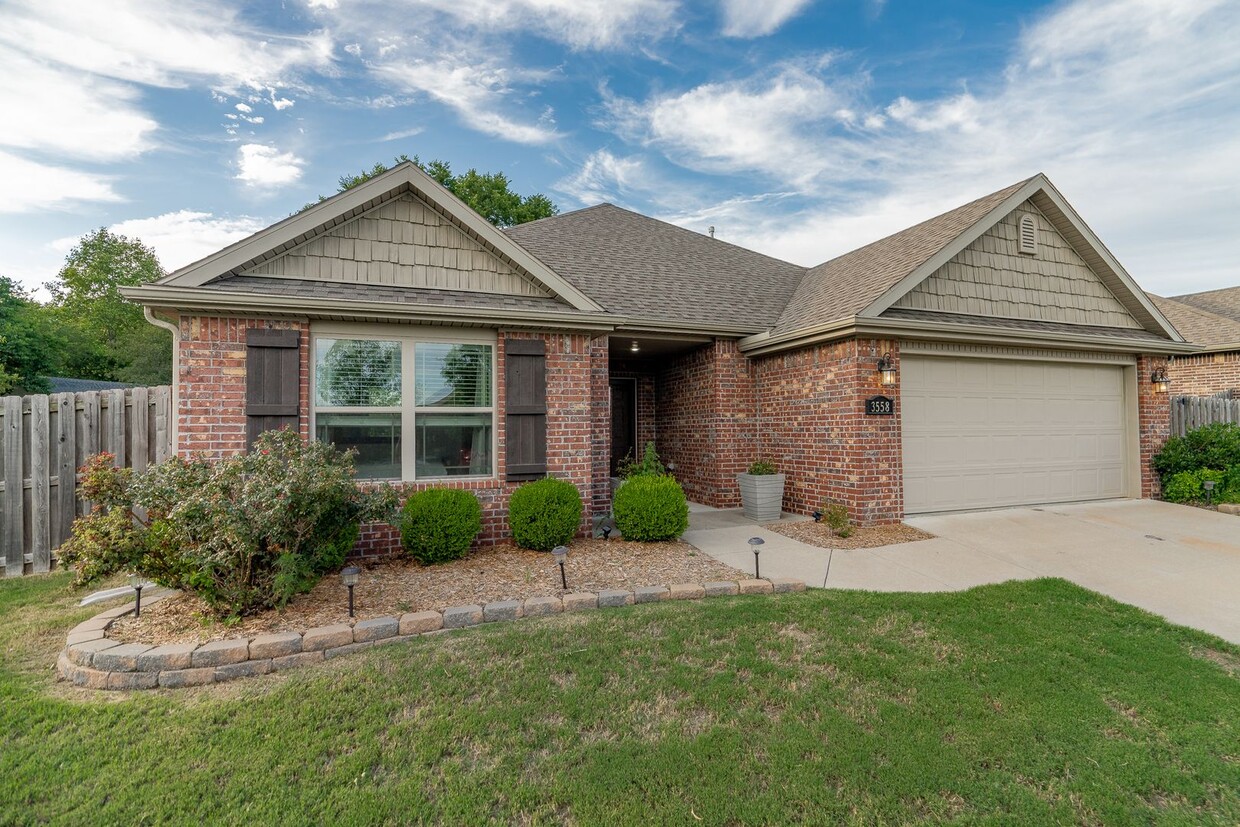 Primary Photo - Impeccable 3 BR Home on Corner lot! Lots o...