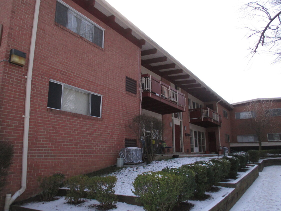 Foto principal - Lovely 2 BR/1 BA w/ Den Condo Available in...