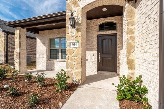 Building Photo - 604 Sycamore Dr