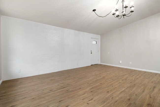Building Photo - Single Family Ranch in Calverton Park!