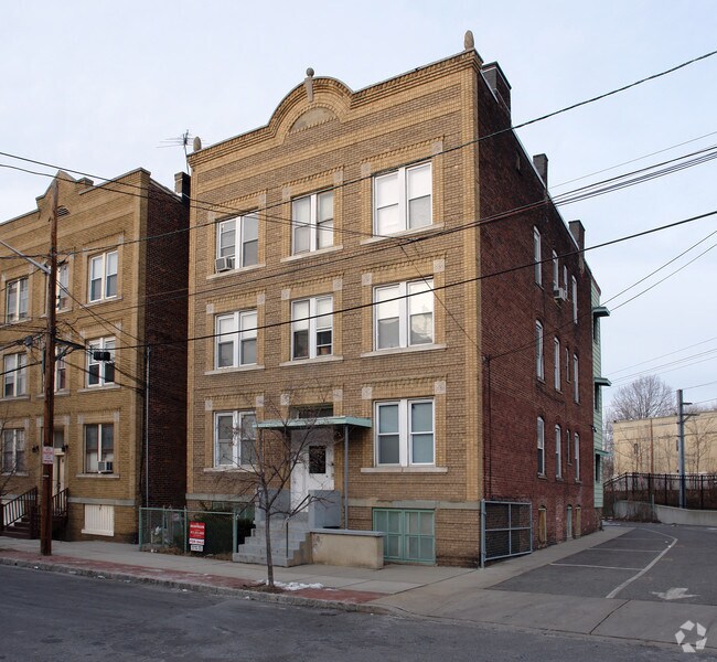 Building Photo - 52 Sherman St