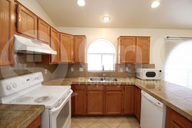 Building Photo - 1140 S Cholla St