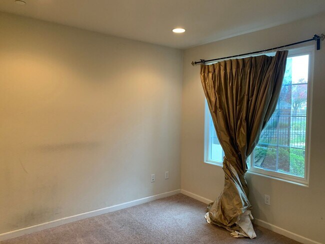 Foto del edificio - 3 Bed/3 Bath Newer Townhome in Desirable Ardenwood Neighborhood