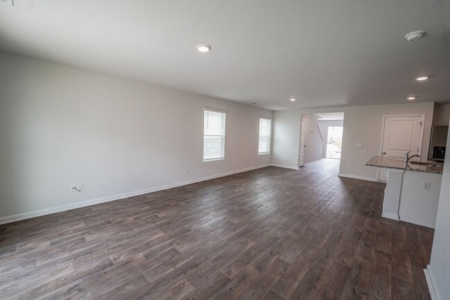 Building Photo - AVAILABLE NOW!