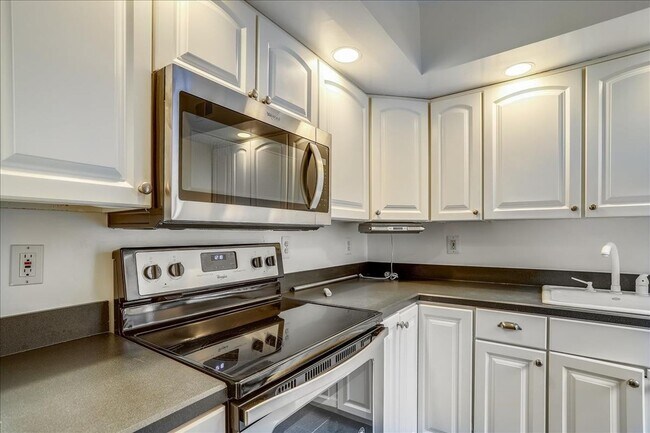 Foto del edificio - Updated townhome in popular Paper Mill Cou...
