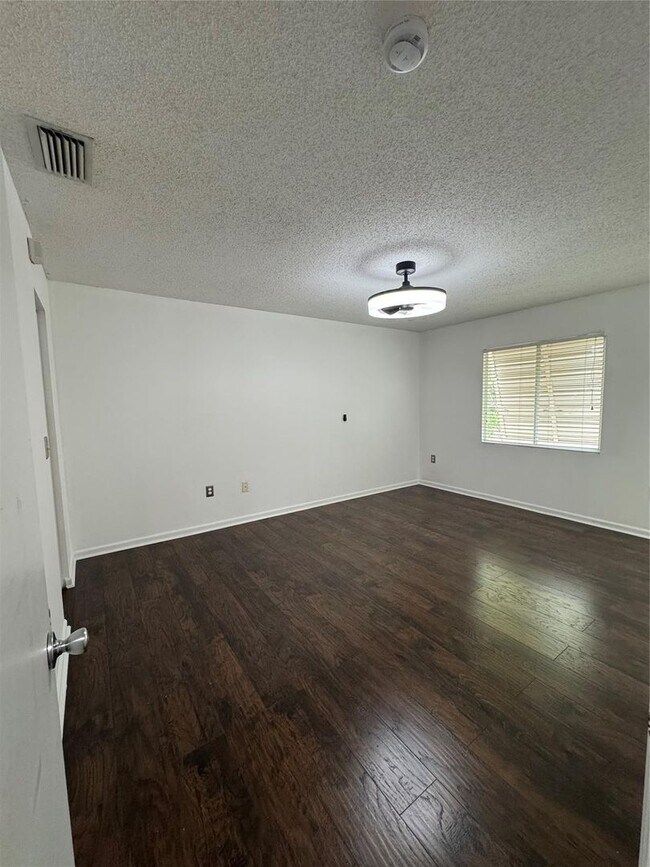 Building Photo - 5906 NW 47th Terrace