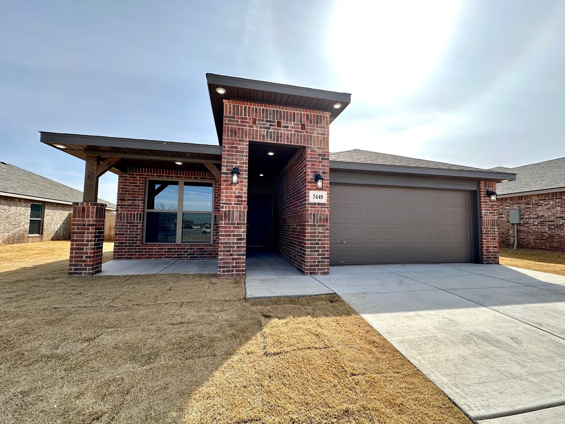 Foto principal - Brand New 4 bed 2 bath Move In Ready!