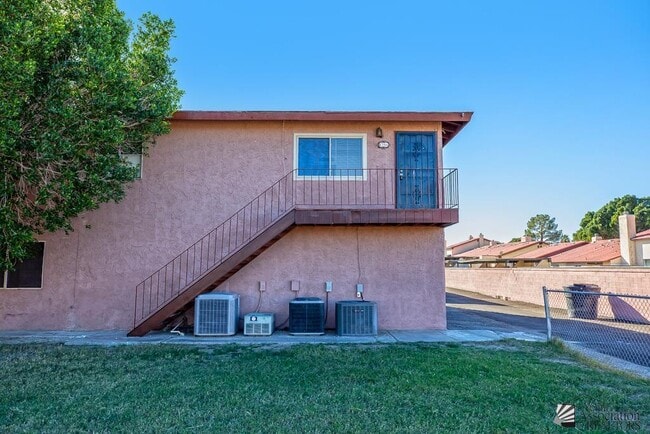 Building Photo - 1286 W 20th Pl