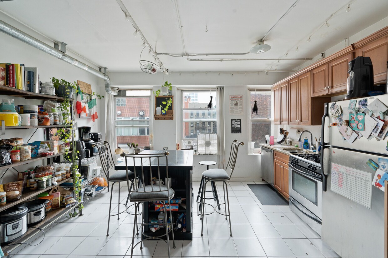 Primary Photo - 164 Mulberry St