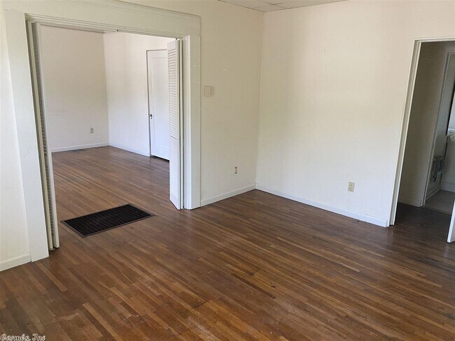 Building Photo - 4507 Woodlawn Dr
