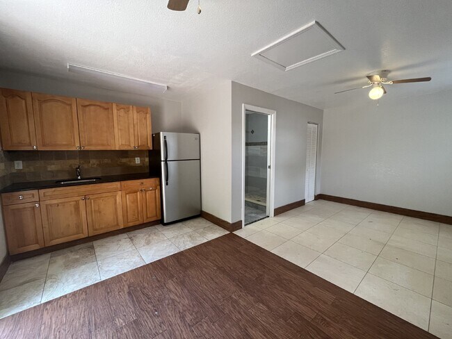 Foto del edificio - Renovated Garage Studio For Rent