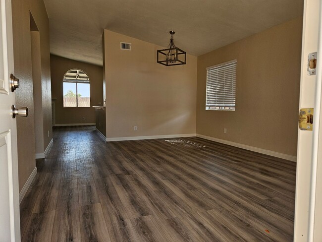 Foto del edificio - 4 Bedroom Adelanto Home